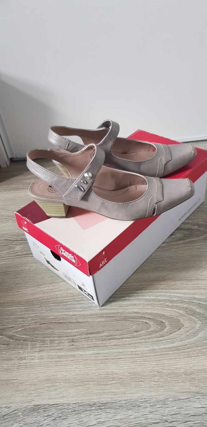 Chaussures à lanière et petits talons