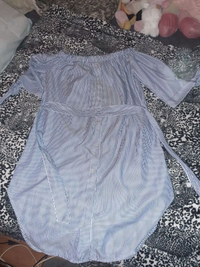 Robe blanche et bleue tu