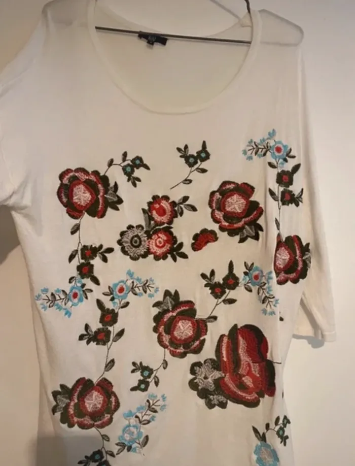 Pull blanc brodé fleuri – RIU Paris – Taille 1 - photo numéro 2