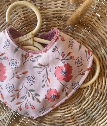 Bavoir bandana fleuri 