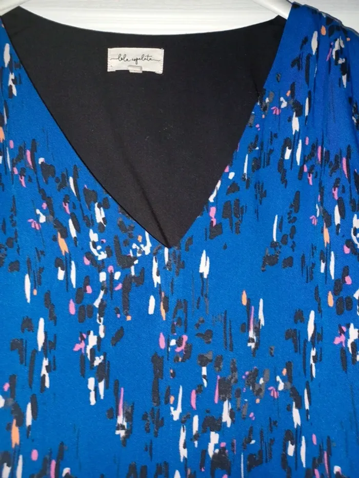 Robe imprimée sur fond bleu - photo numéro 4