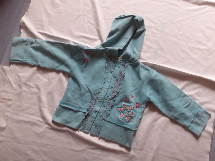 Veste bleu à capuche motif fleurs