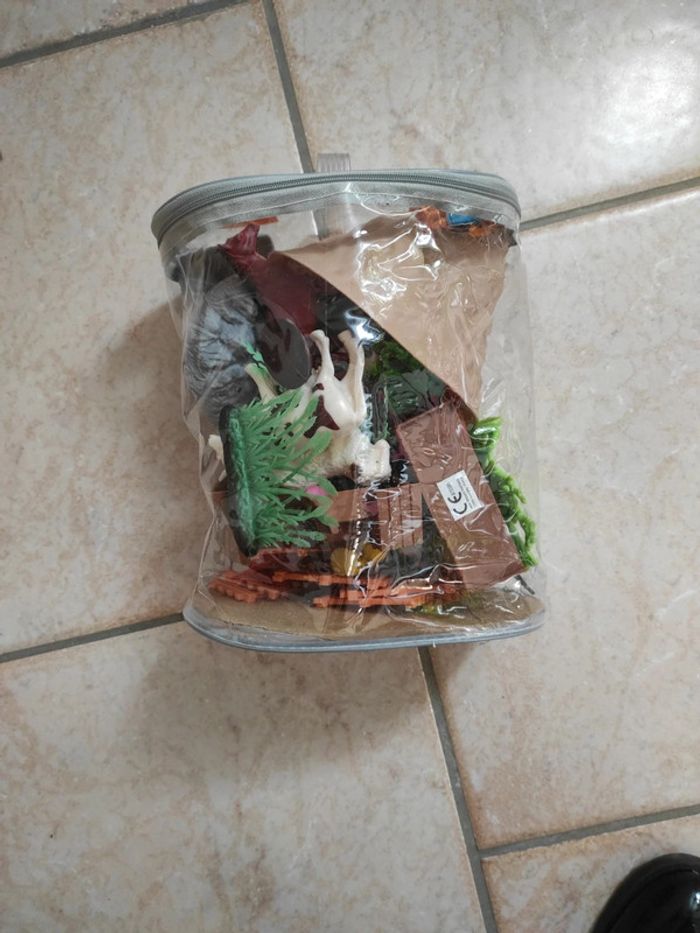 Lot d'animaux et éléments pour jouer