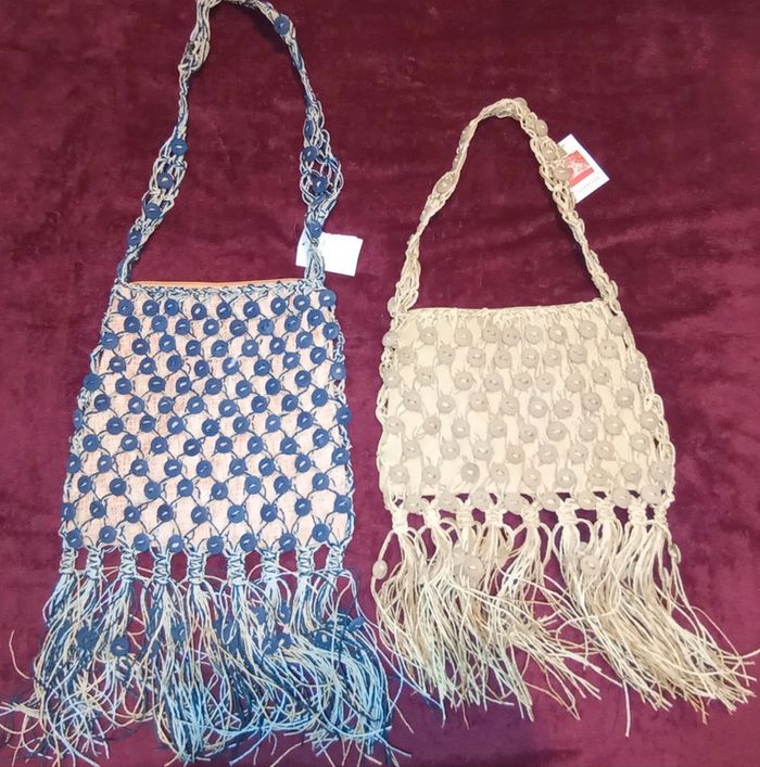 Deux magnifiques sacs à bandoulière avec boutons et franges Neufs Giada