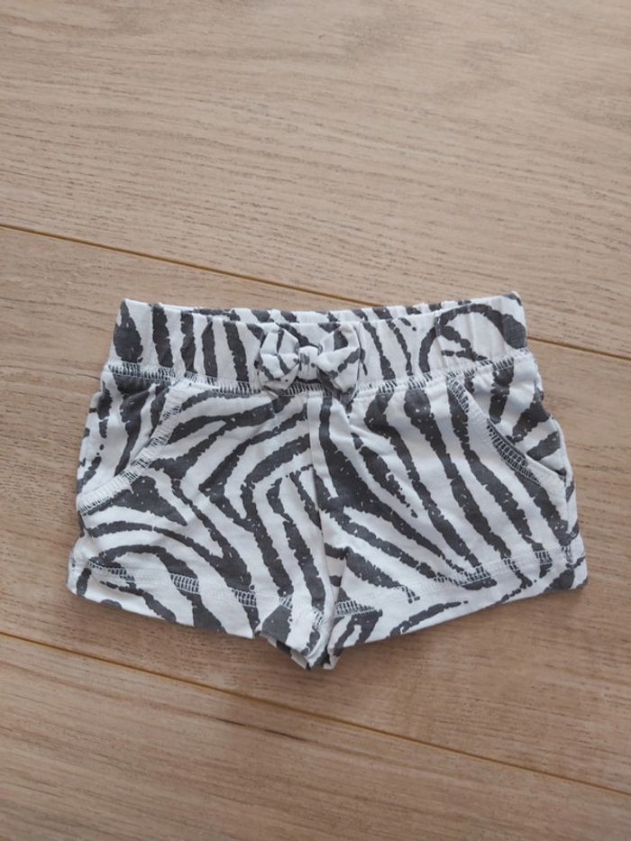 Short fille 3 mois en très bon état (78)