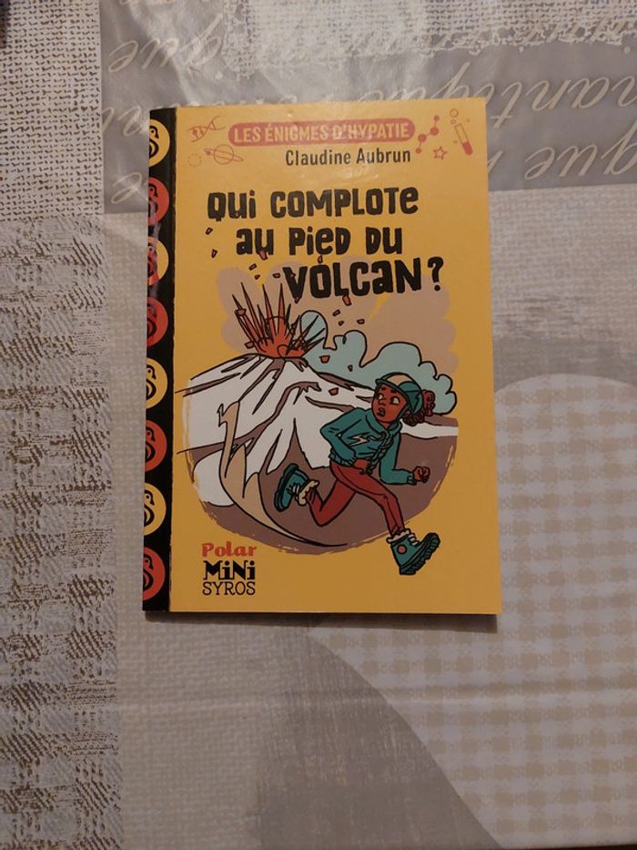 Livre Qui complote au pied du volcan polar