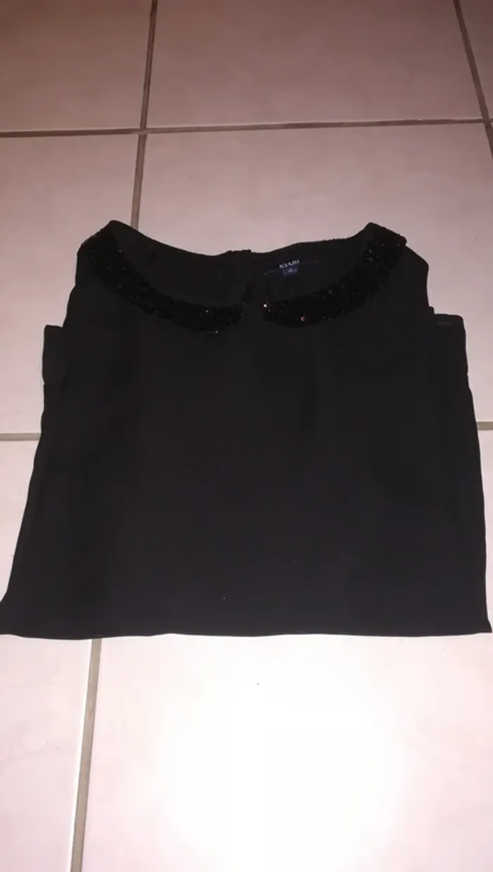 Blouse noire col strass