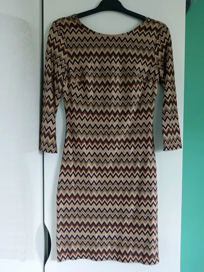 Robe moulante à motifs zigzag a mi cuisse Taille S