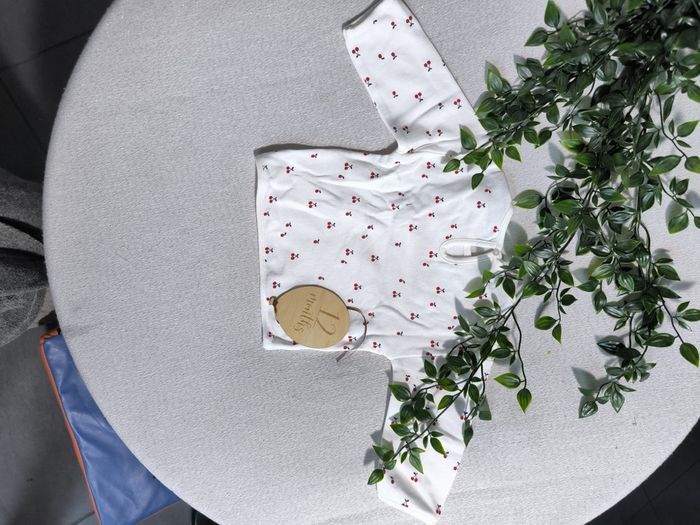 ✨ Pull blanc tout doux avec des petites 🍒 cerises brodées dessus. - photo numéro 4