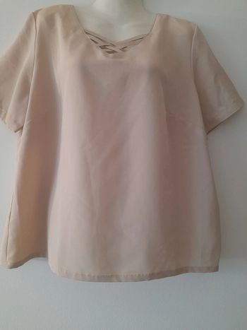 Blouse manches courtes et joli décolleté