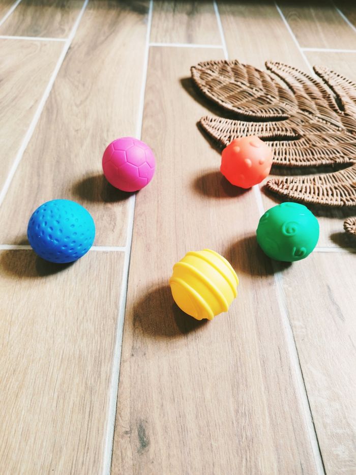 👋Lot de 5 balles sensorielles en plastique marque Oxybul - photo numéro 2