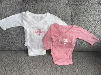 Lot de 2 bodies ajourées manches longues ouverture par devant Lulu castagnette rose et blanc