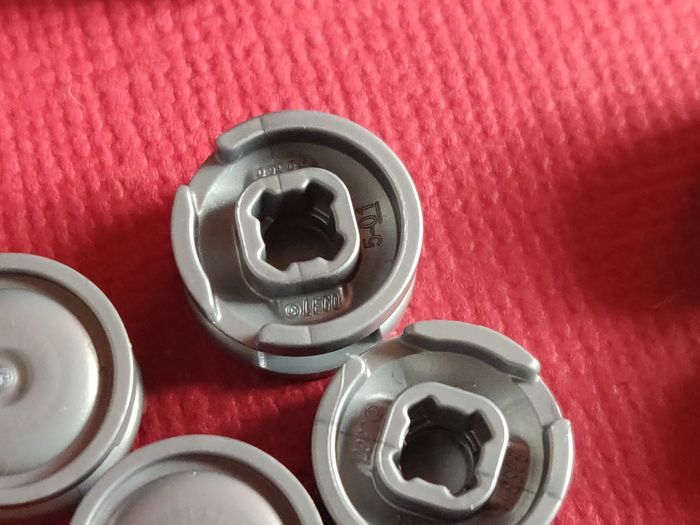 44 petites roues / jantes grises avec pneus Lego - en parfait état jamais utilisées - vrai Lego - photo numéro 3
