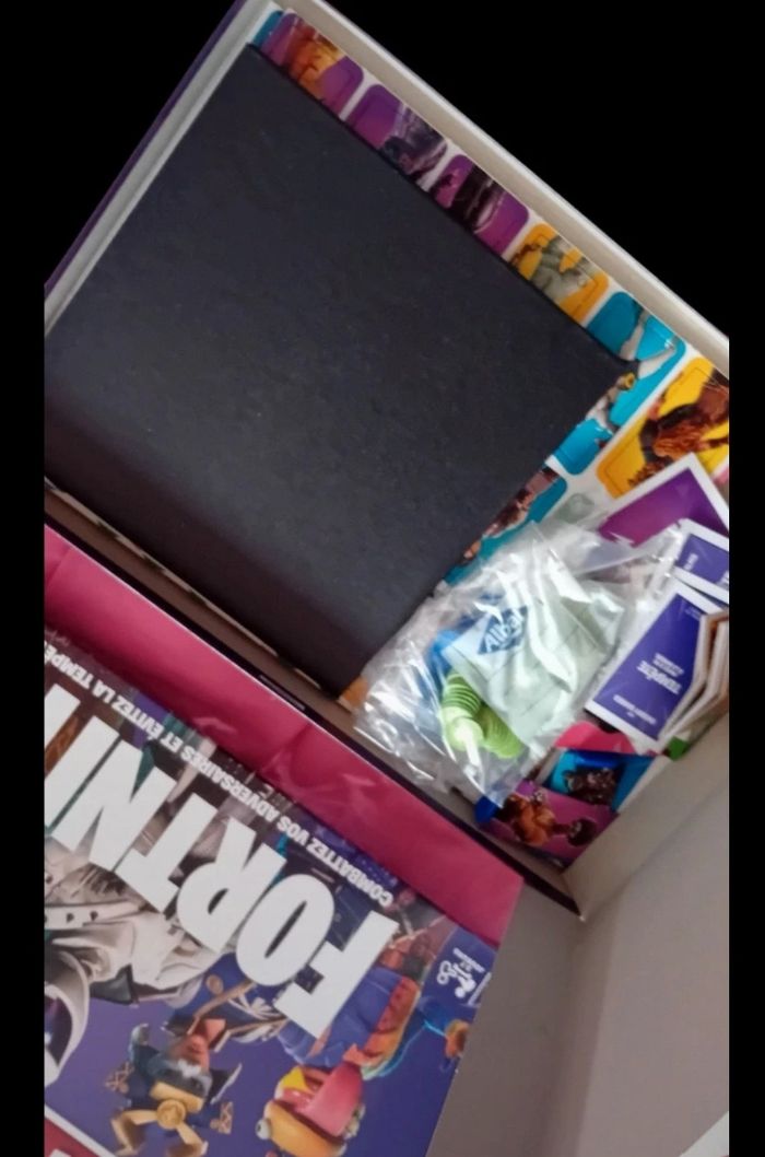 Monopoly Fortnite  Jeu de Société complet et en très bon état, juste un coin légèrement abîmé - photo numéro 2