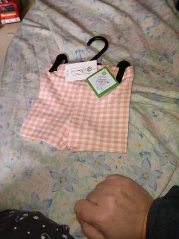 2 Shorts léger 6 mois tex pas utilisé