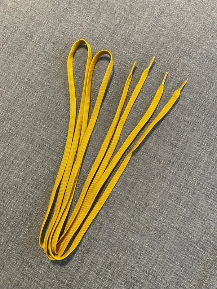 Paire de lacets plats couleur moutarde