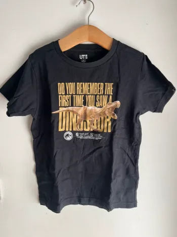 Tee shirt Uniqlo 5/6 ans Jurassic world