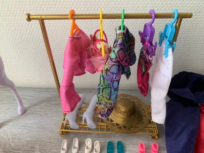 Lot d’accessoires Barbie et autres poupées - photo numéro 2