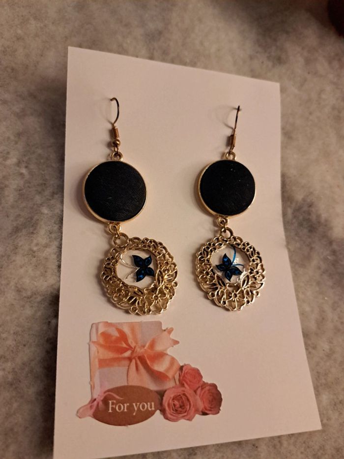 Boucles d'oreilles pendante noir doré - photo numéro 6