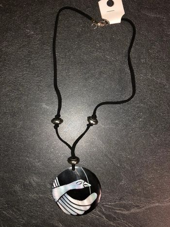 🌺 collier fantaisie pendentif nacré blanc et noir