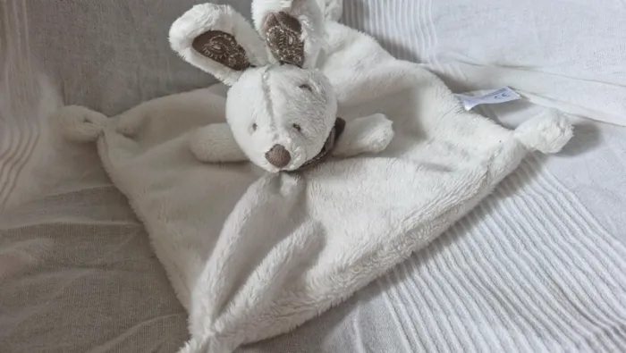 Doudou plat  lapin blanc simba