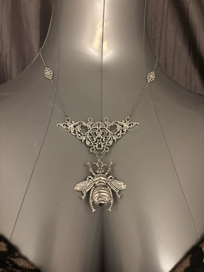 Beau collier/plastron pendentif abeille neuf