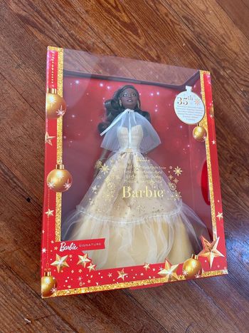 NEUF Barbie Signature - Joyeux Noël 2023 brune métisse noire christmas coffret rouge