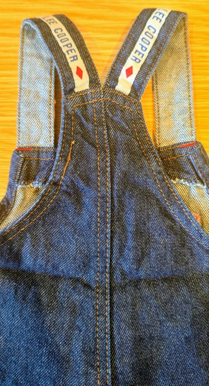Salopette en jean 🌈 et son tee-shirt 👕🧸Lee Cooper 👶 - photo numéro 5