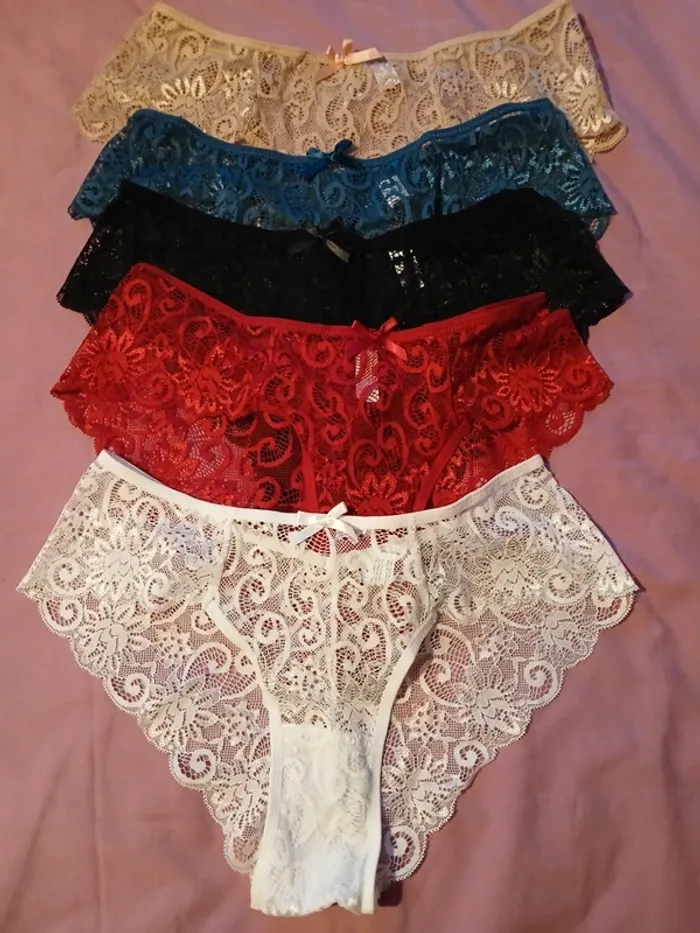 Culottes dentelle fine, sous marque sous les vêtements. Neuves