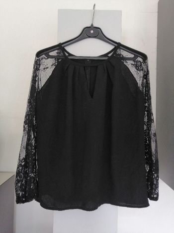 T shirt noir avec dentelle en bon état