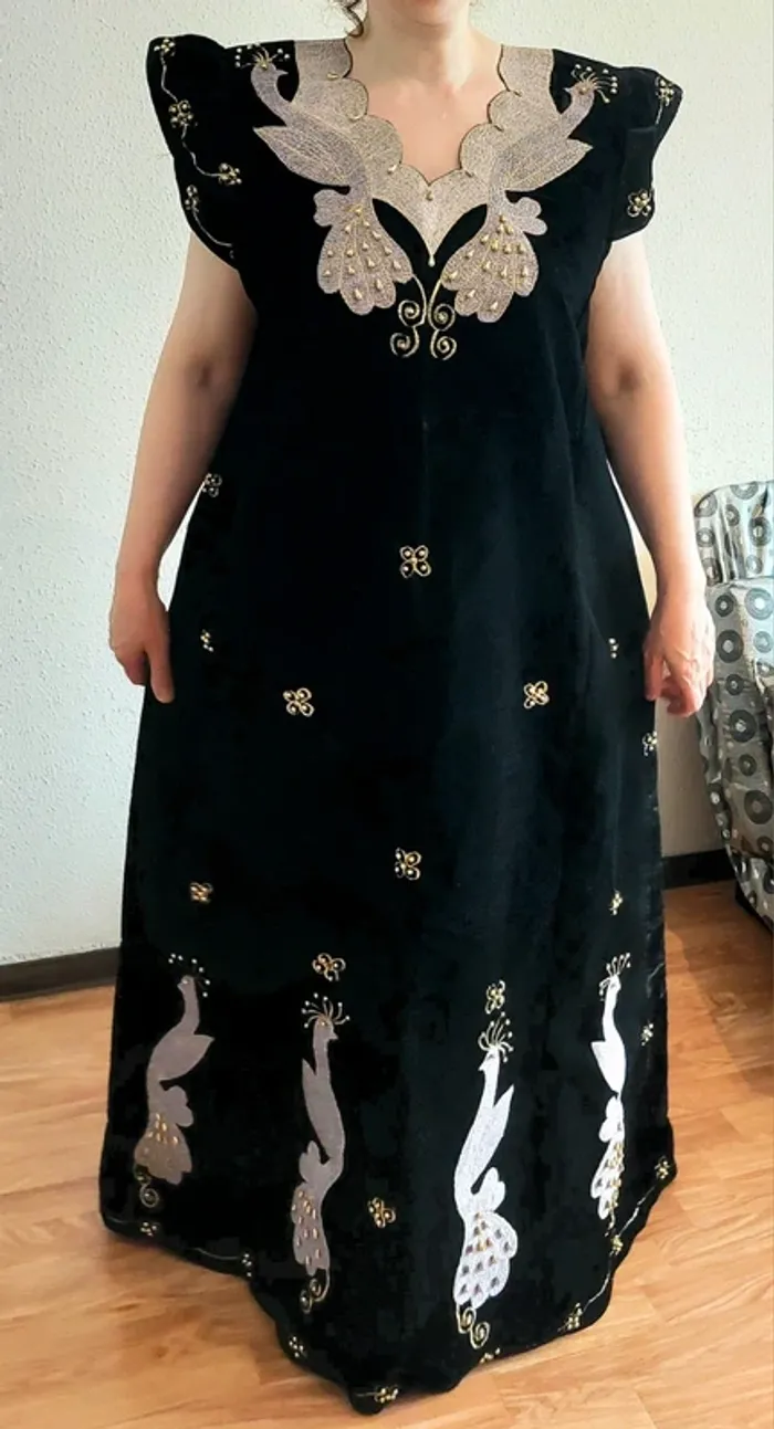 Magnifique Robe Traditionnelle - Gand Afghani brodé en velours Noir - Pièce unique 🌺 - photo numéro 5