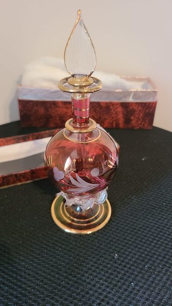 Flacon de parfum en verre gravé canneberge vintage avec barbouilleur