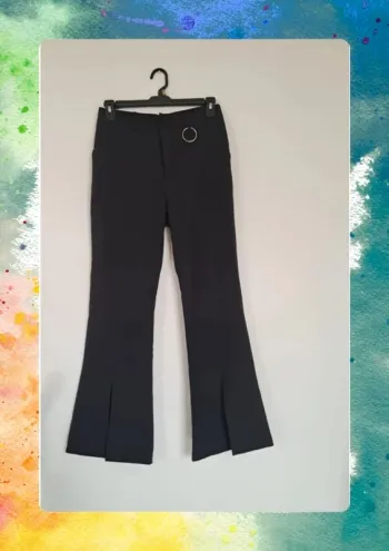 Elegant pantalon patte d'éléphant et fendu sur le bas