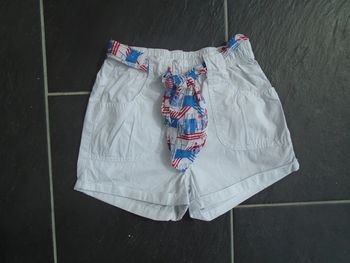 Très joli short blanc fille 6 ans