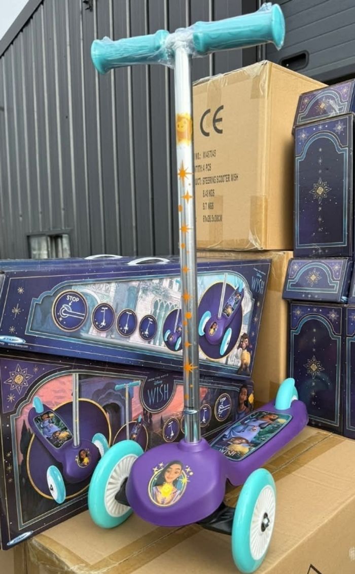 Trotinette 3 roues neuve avec son casque wish disney