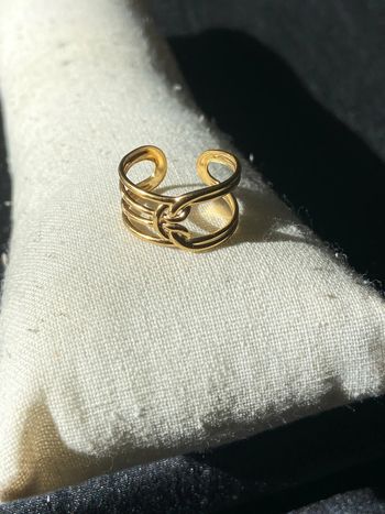 Bague dorée forme noeud