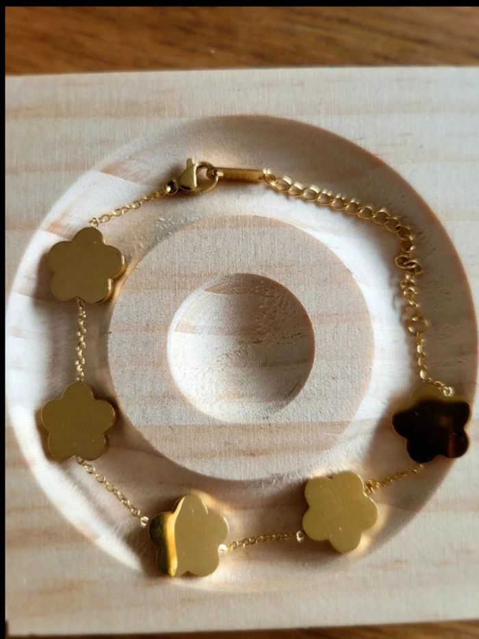 Bracelet doré femme à fleurs nacrées – style raffiné chic – bijou élégant ajustable - photo numéro 4