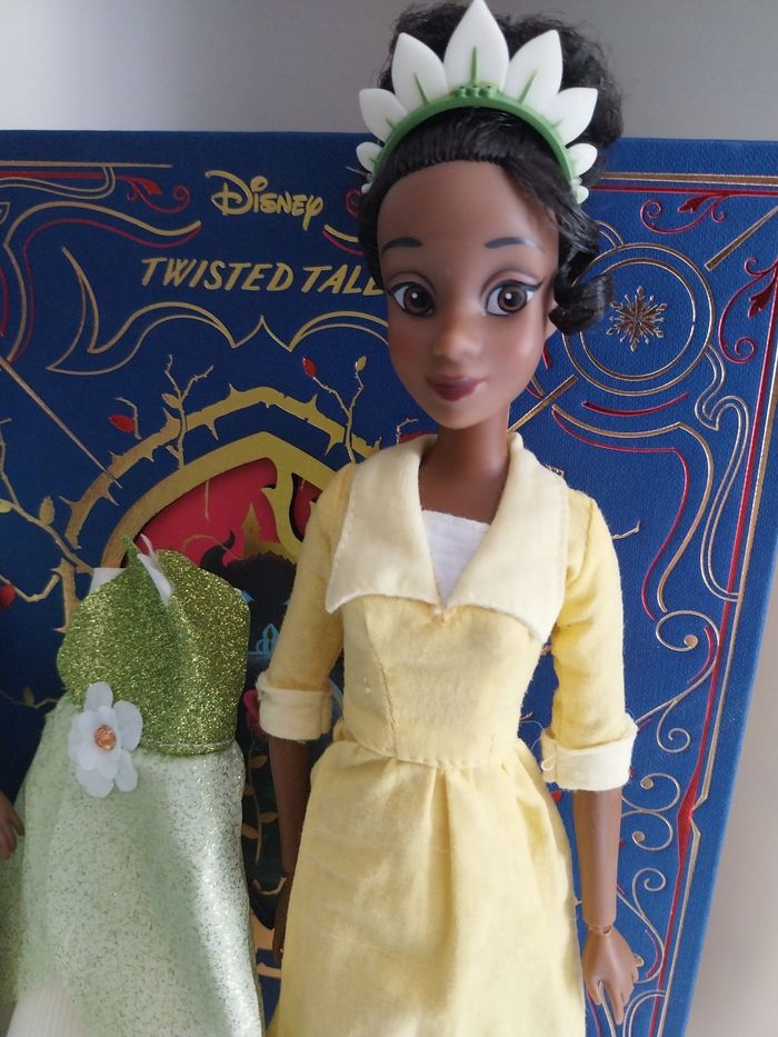 3 Poupées Tiana Restaurant Serveuse et en robe bleue et couronne + tenue verte princesse Disney - photo numéro 7
