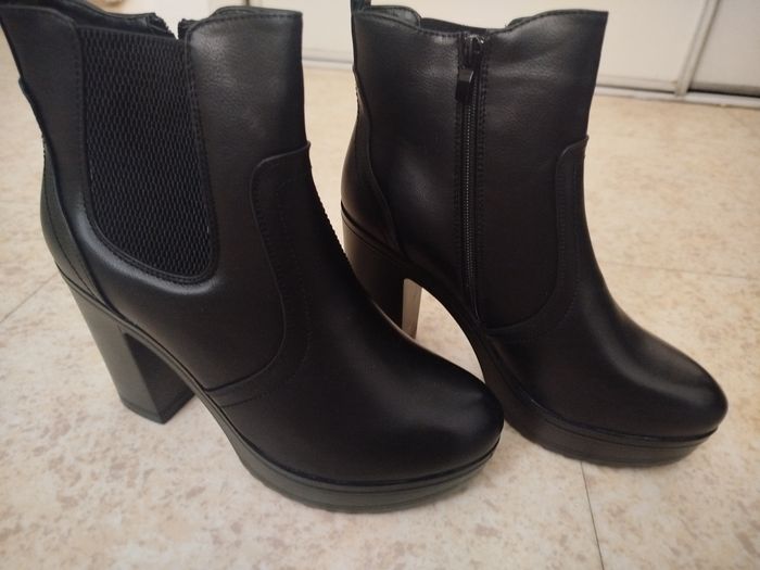 Bottes à talons neuves T39
