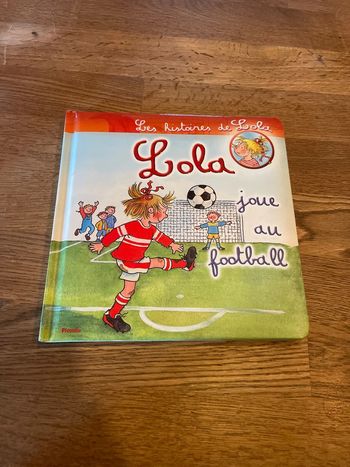 Livre Les histoires de Lola Lola joue au football