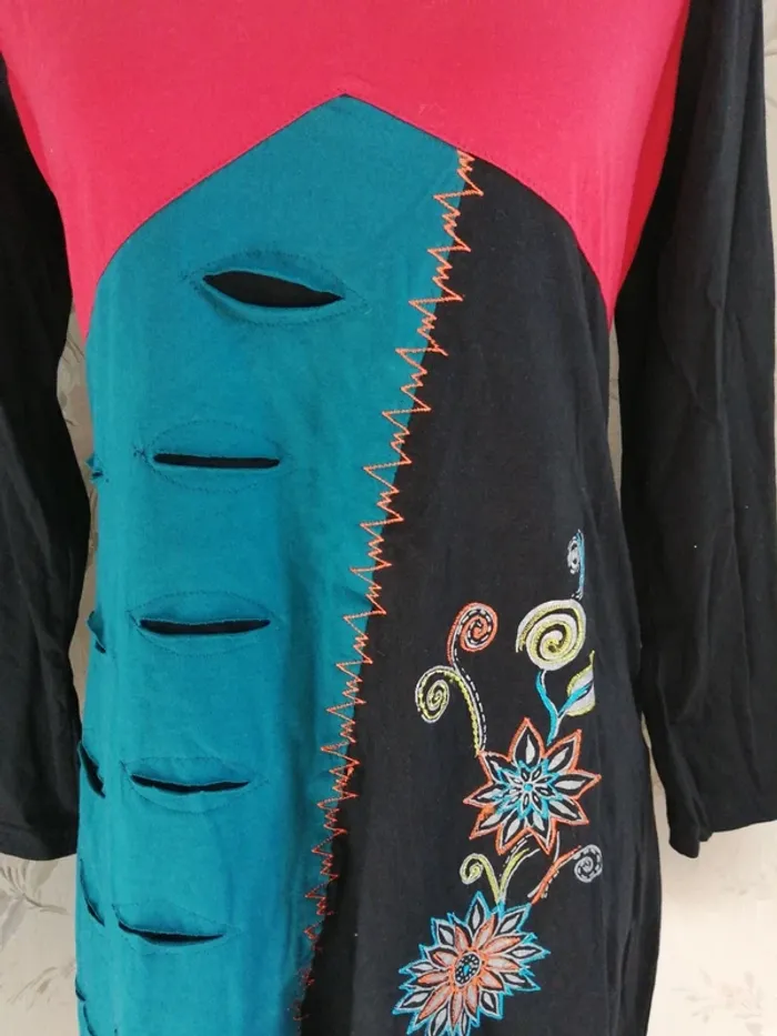 Robe noire à manches longues avec broderies et déchirures / sans marque / (M) - photo numéro 3