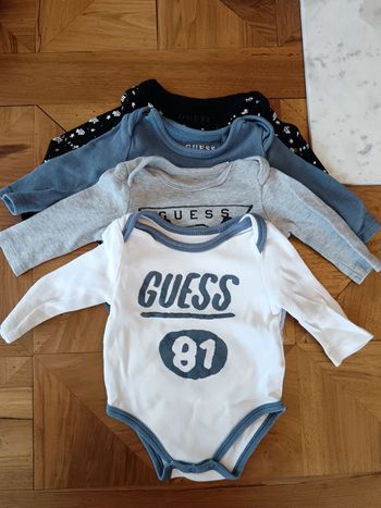 Lot 4 bodies manches longues GUESS, taille 0-3 mois