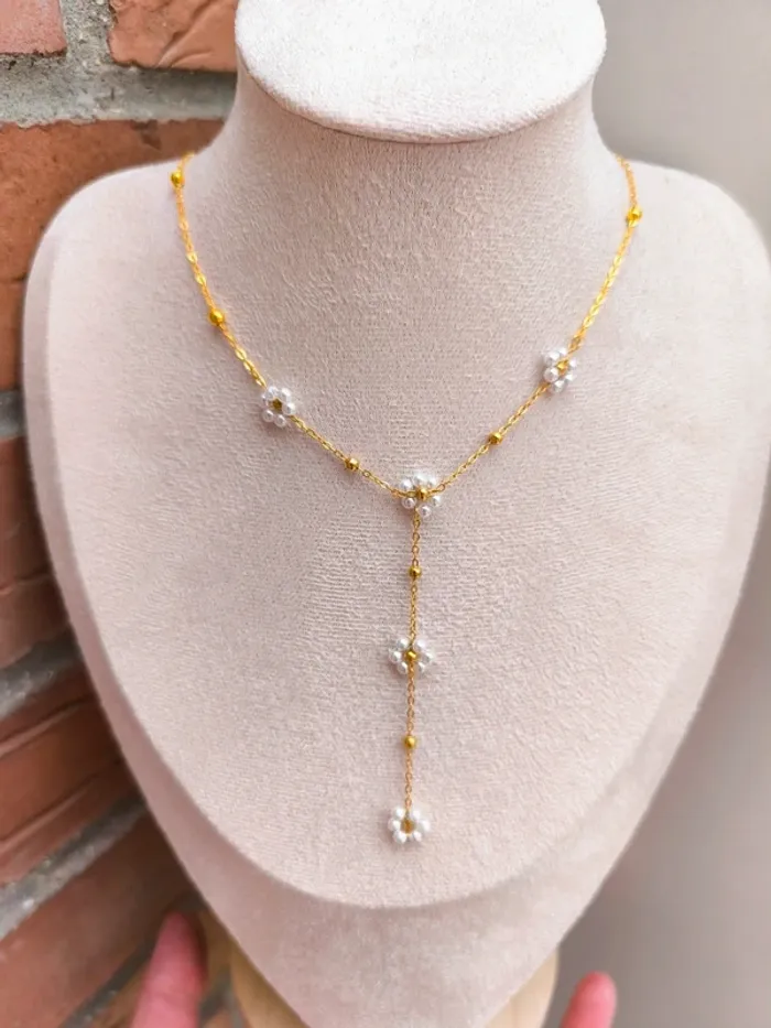 Pendentif doré en Y avec fleurs marguerites blanches nacrées - photo numéro 5