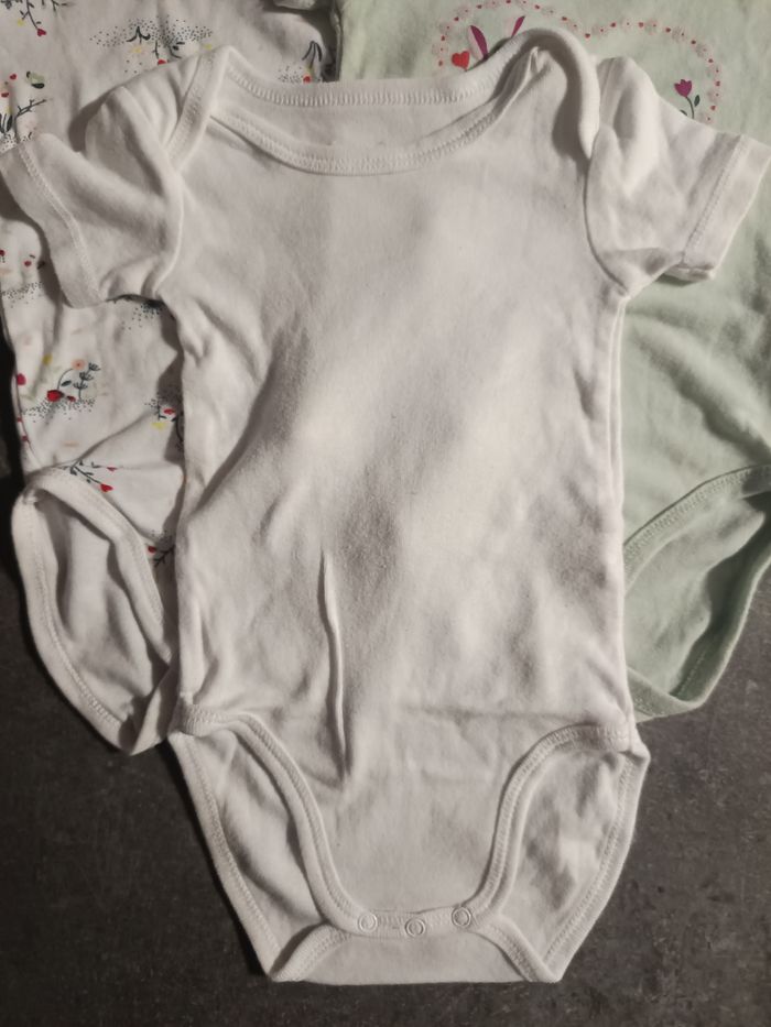 Lot bodies fleuris 12 mois - photo numéro 2