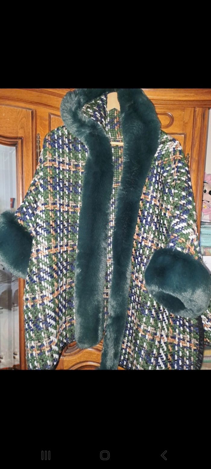 Magnifique Poncho avec  fausse fourrure
