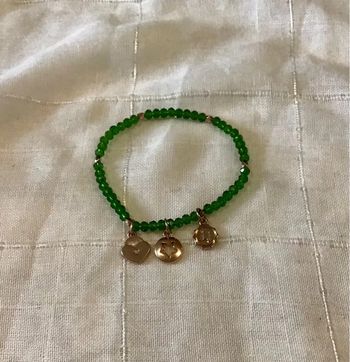 Bracelet perles vert et breloques dorée