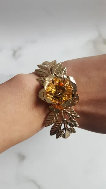 Bracelet doré avec rose & feuilles