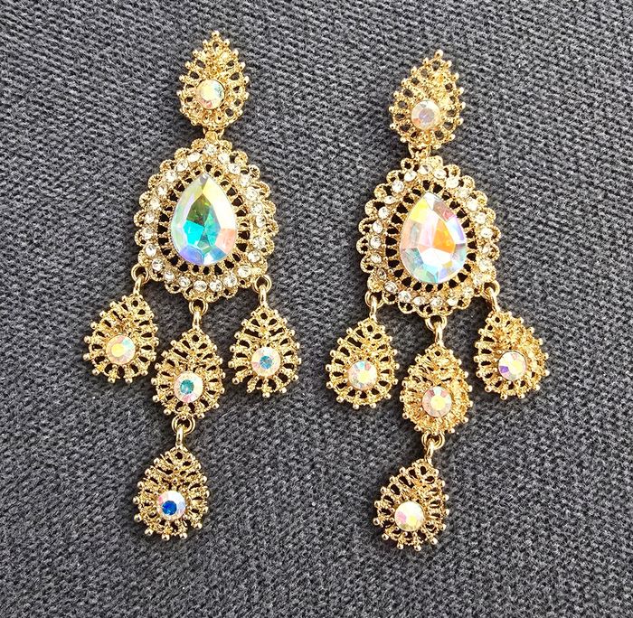 Boucles d’oreilles pendante dorées chandelier avec pierres iridescentes bijoux soirée & mariage