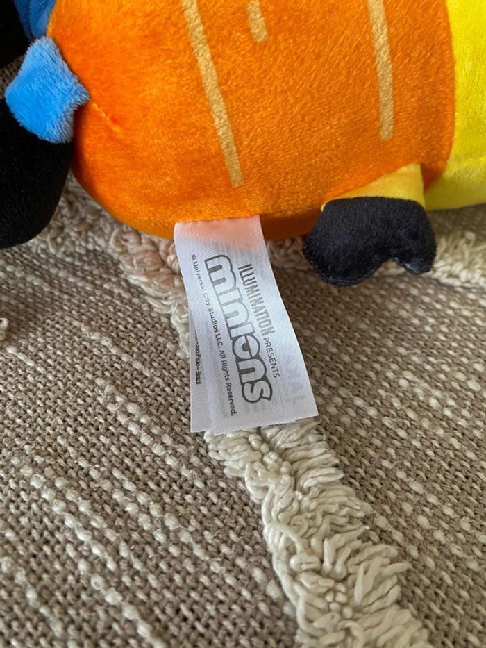 Peluche doudou Moi moche et méchant les minions jaune carotte orange très bon état - photo numéro 4