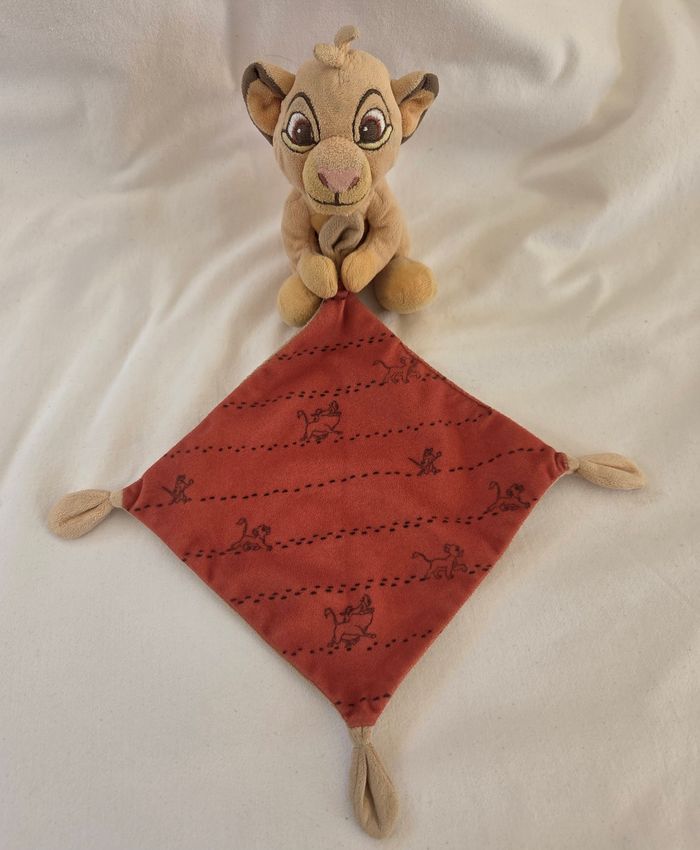 Doudou Roi lion Simba avec mouchoir orange - Disney